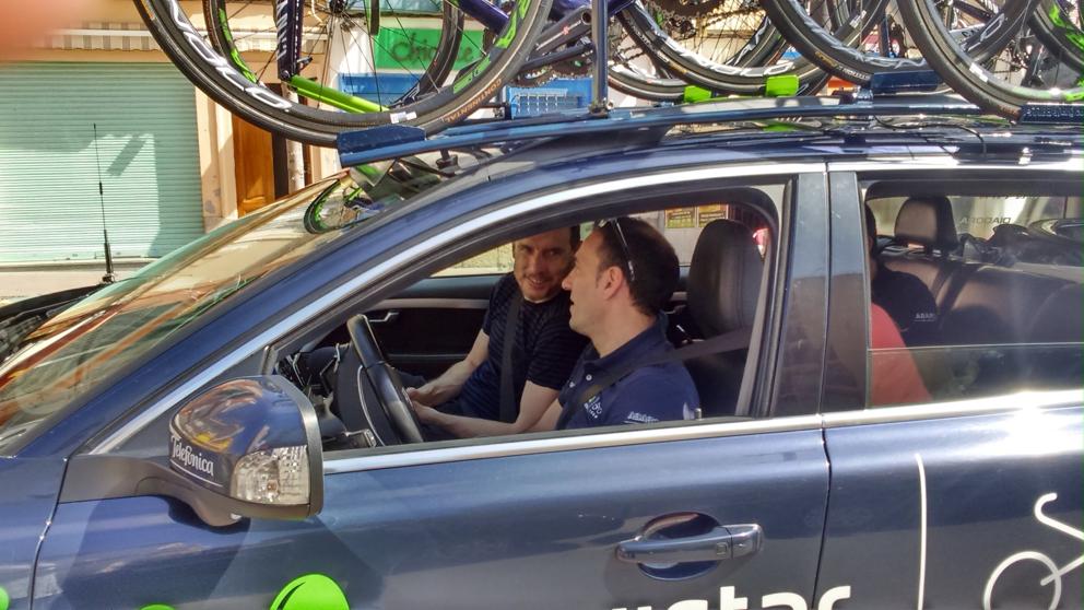 Juan Carlos Unzúe, en el coche del Movistar Team.