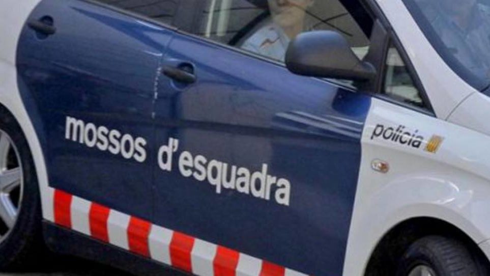 Una turista, en estado crítico tras ser atropellada por un coche de los Mossos en Barcelona