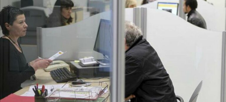 Funcionarios atienden a varias personas