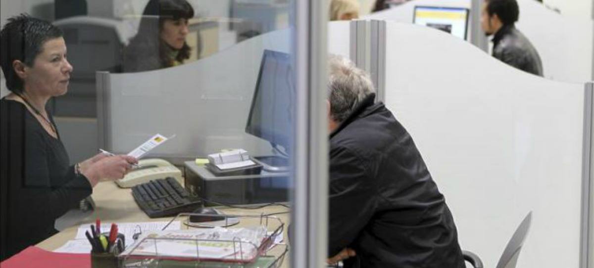 Funcionarios atienden a varias personas