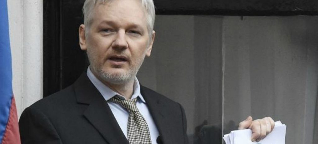 Assange la lía en Twitter tras confundir 'El Mundo Today 