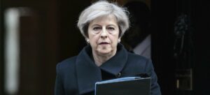 La primera ministra británica, Theresa May, abandona Downing Street en Londres