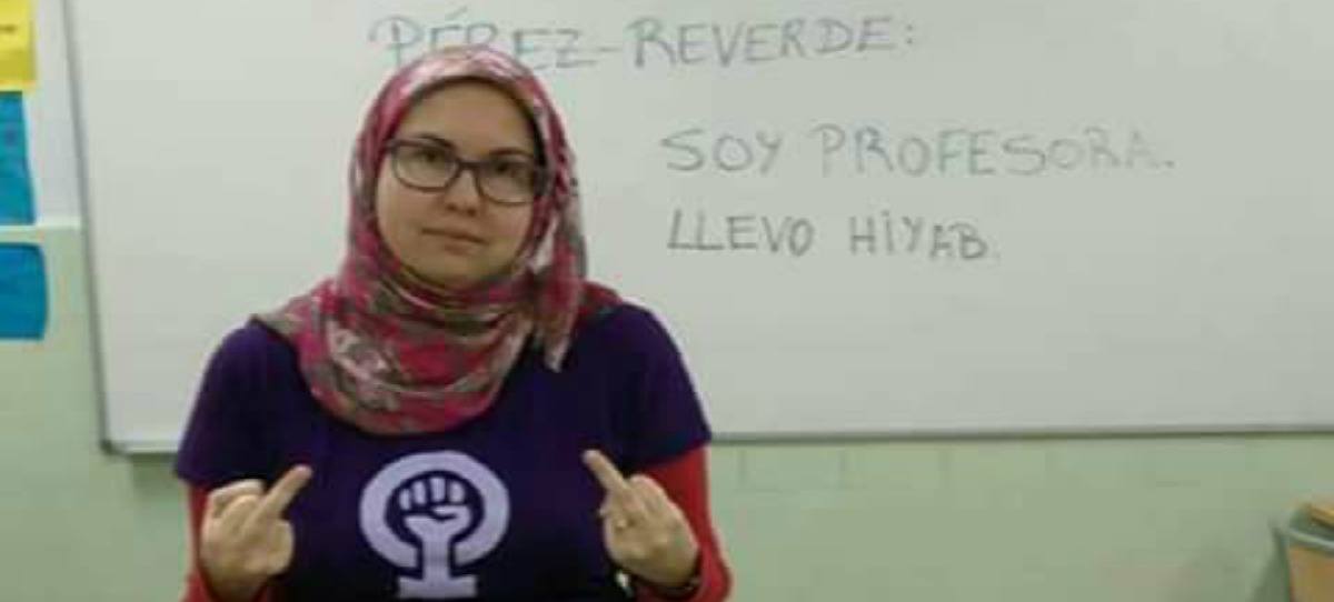 Una asociación denuncia las palabras de Pérez-Reverte pero no la peineta de una profesora de Secundaria