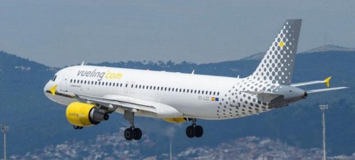 Pasajeros, sobre lo que ocurrió en el avión de Vueling: «Exigieron a la azafata hablar catalán»