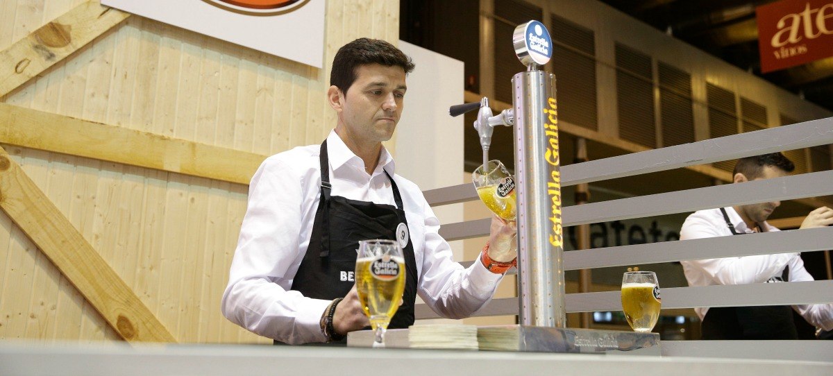 Cómo tirar la cerveza perfecta según el mejor tirador de España
