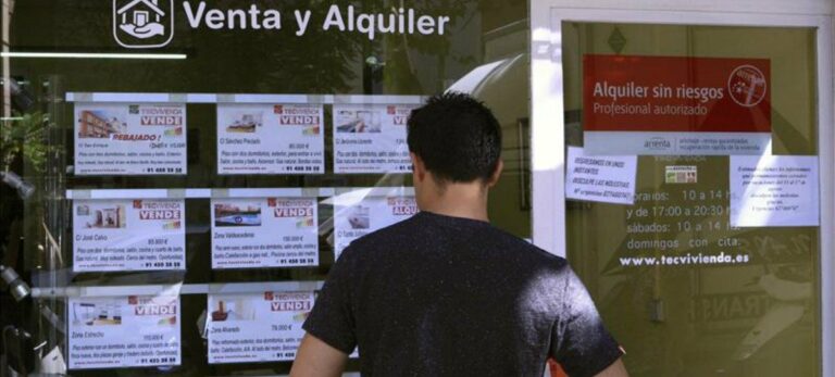 Un hombre observa los anuncios de venta y alquiler de pisos.