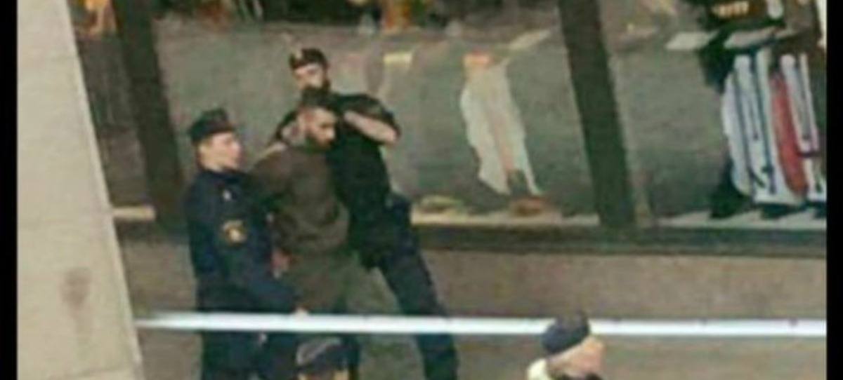 Фото обвиняемых в теракте. Ограбление в центре Стокгольма фото.