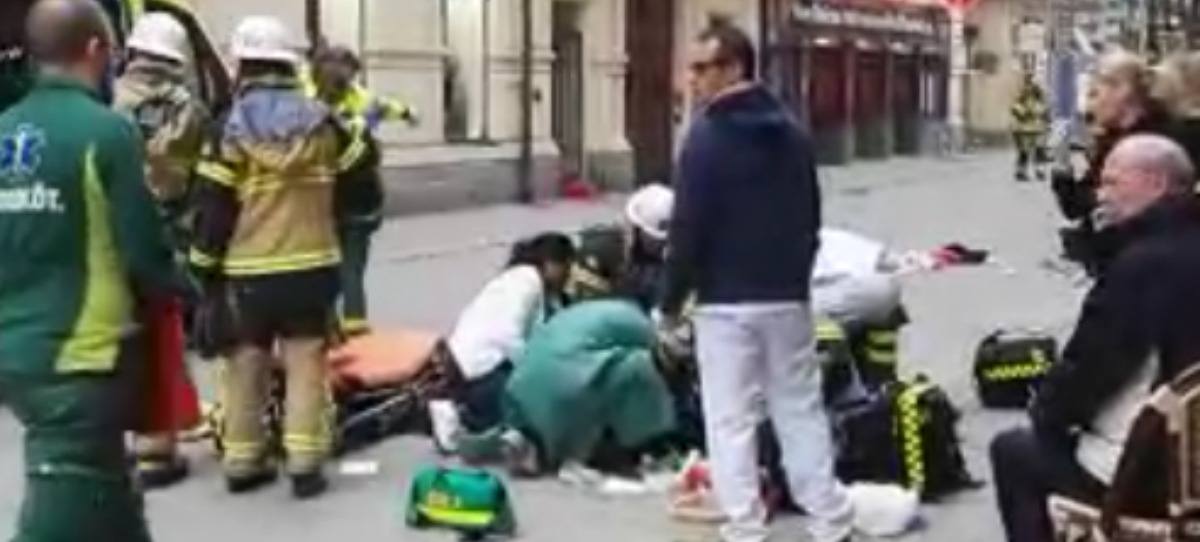 Vídeo: un vehículo atropella a varias personas en Estocolmo