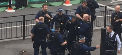 La Policía de Londres detiene a un hombre armado con un cuchillo junto al Parlamento