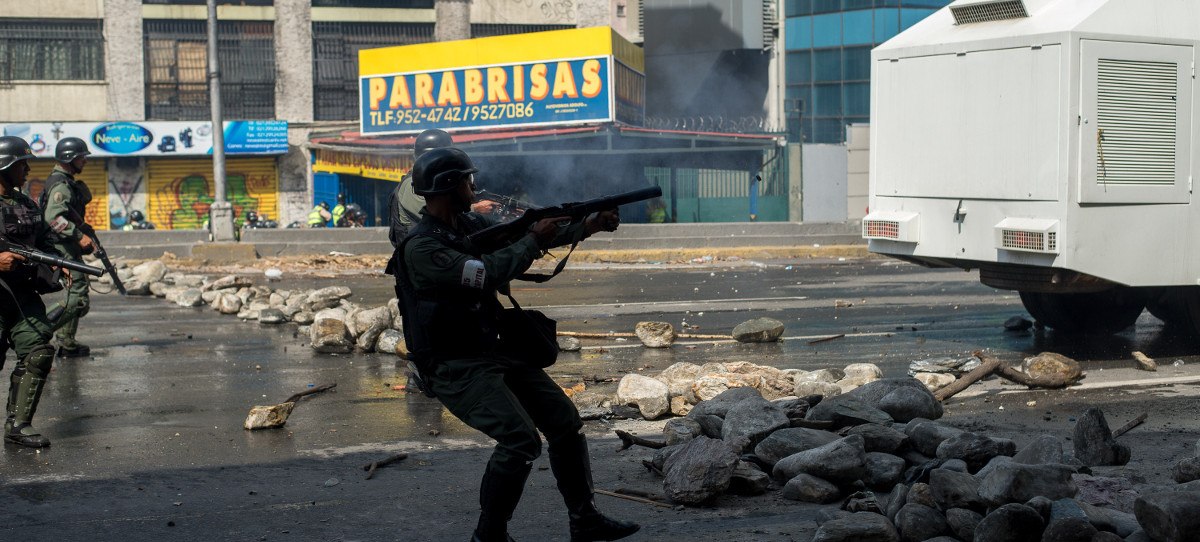 Maduro reprime a la oposición con violencia: un muerto y 20 heridos