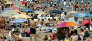 Playa llena de bañistas