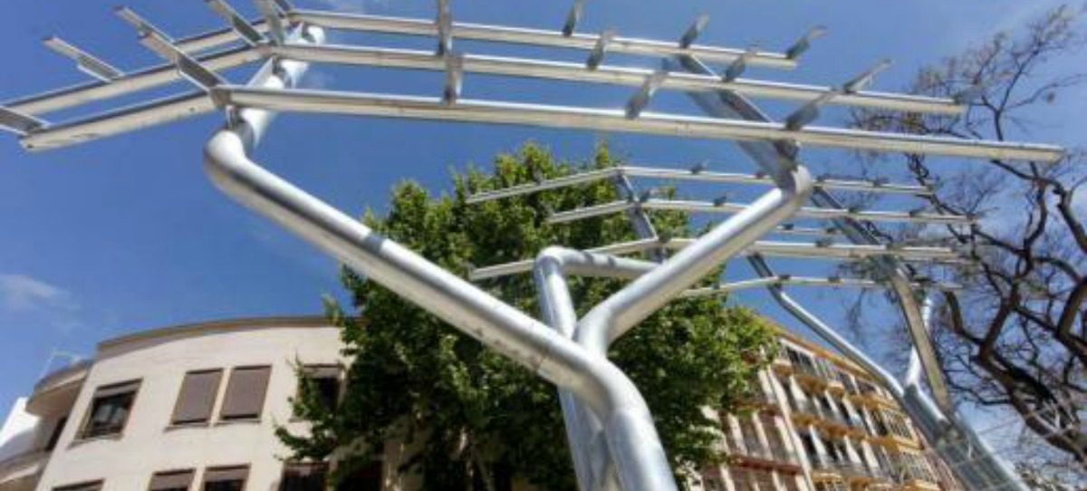 Podemos-PSOE se gastan 15.400 euros en un árbol hierro ilegal en Ibiza