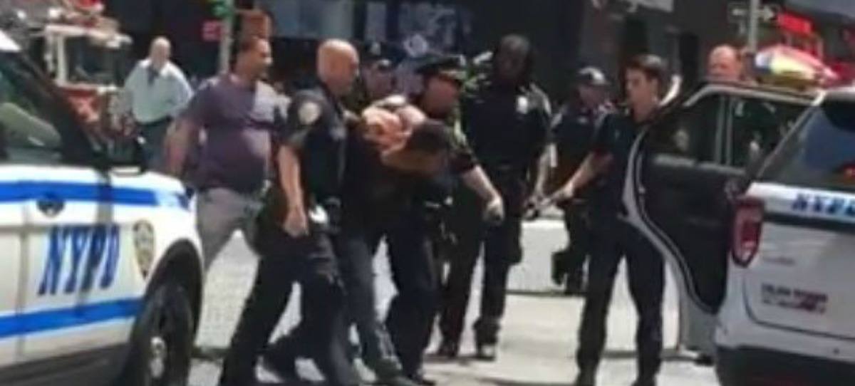 Momento en el que detienen a un hombre tras el atropello múltiple en Times Square