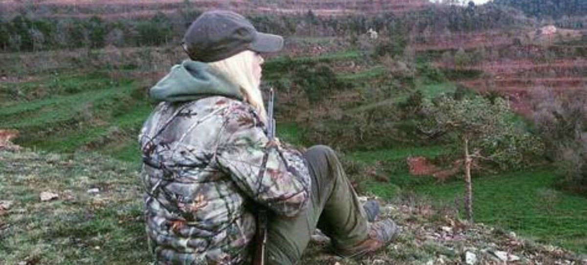 Animalistas piden que despidan a una mujer por ser cazadora