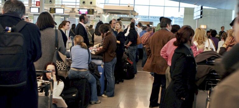 Colas en el aeropuerto de El Prat por el control de pasaportes