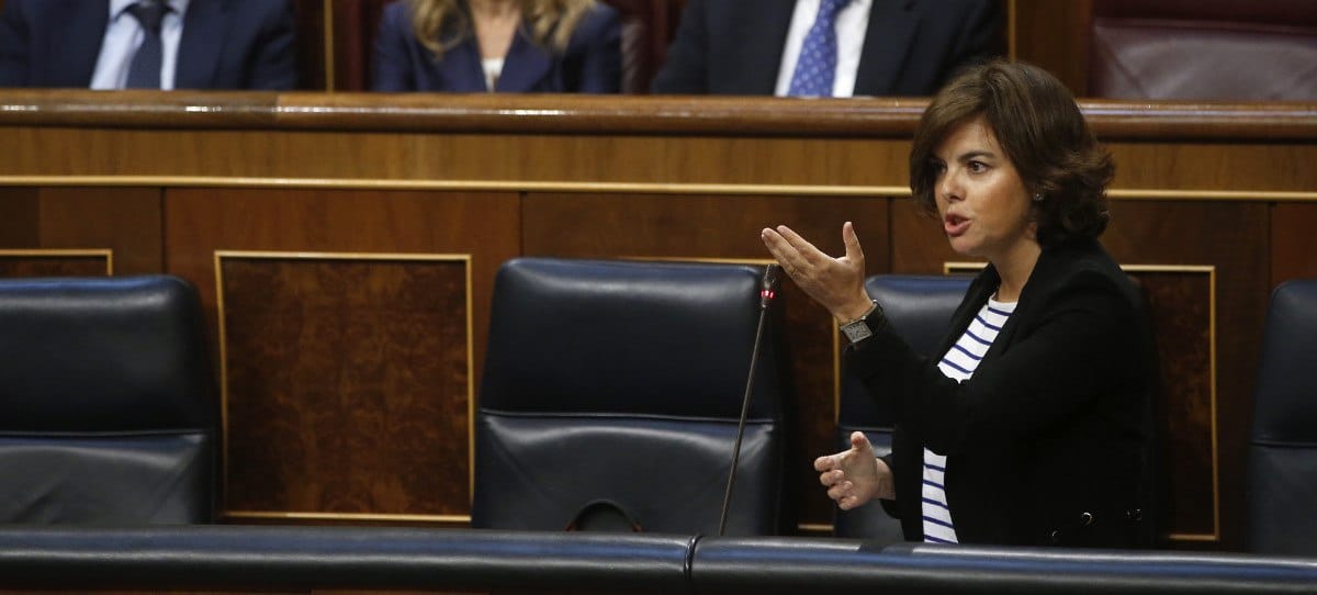 Los 6 zascas en un minuto de Sáenz de Santamaría a Podemos