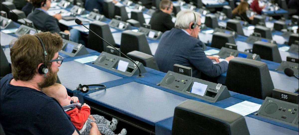 Miguel Urbán posa con su hijo en brazos en el Parlamento europeo y revoluciona Twitter