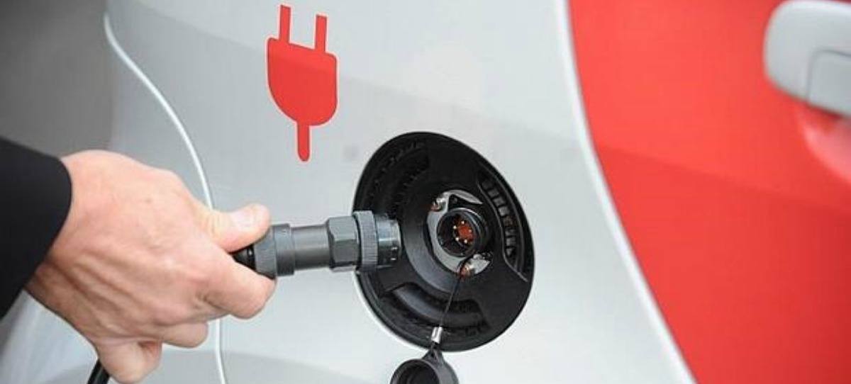 Más trabas al vehículo eléctrico: los ayuntamientos pueden exigir licencia en los puntos de recarga, según la CNMC