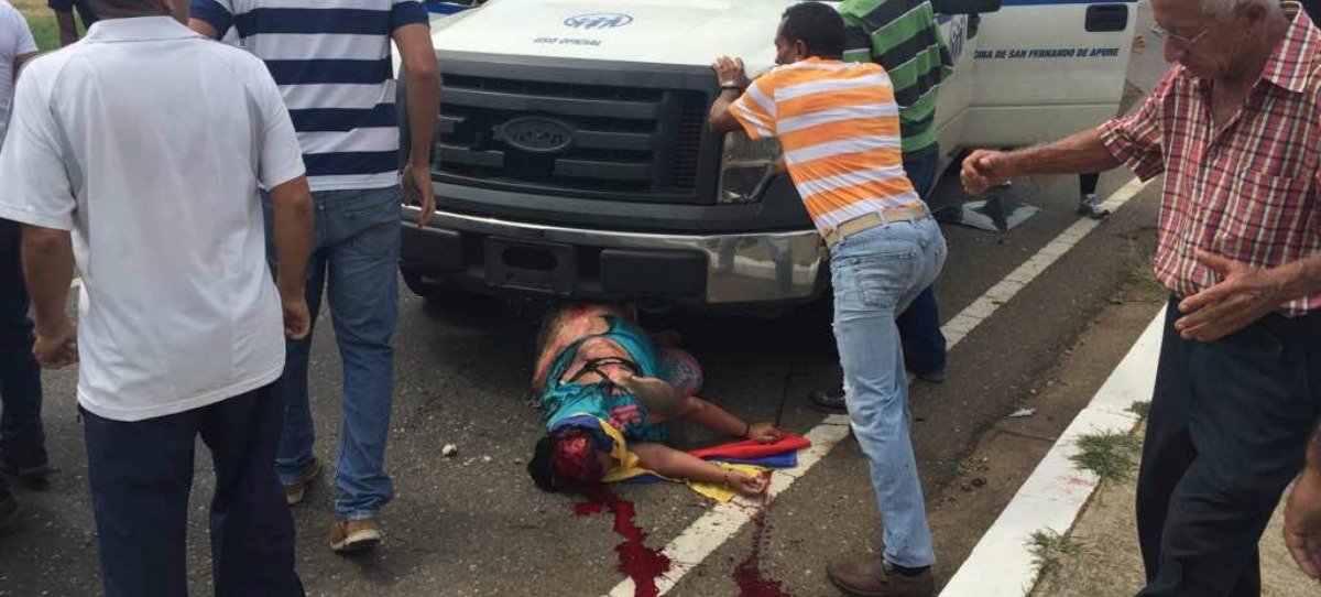 Impactantes imágenes: estudiante de medicina arrollada durante una protesta en Venezuela