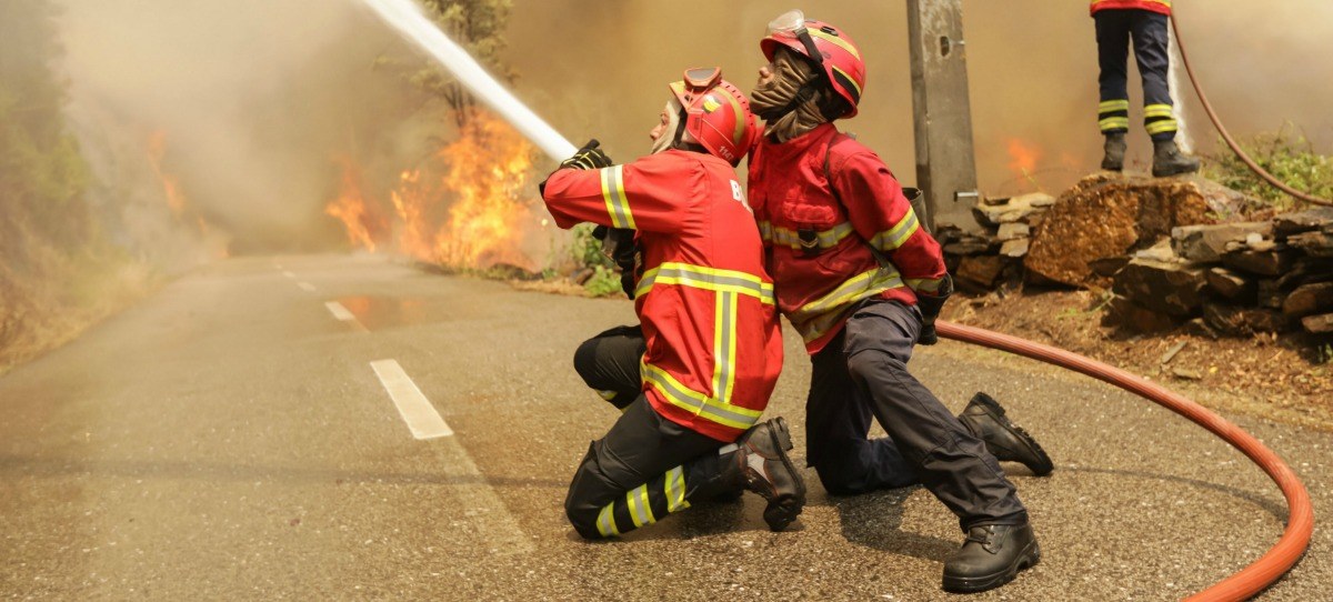 Vídeo de los bomberos españoles apagando el fuego en Portugal