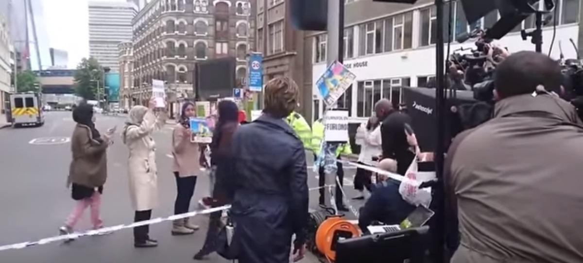 El ‘decorado’ de la CNN: prepara a musulmanes protestando en Londres antes de grabar
