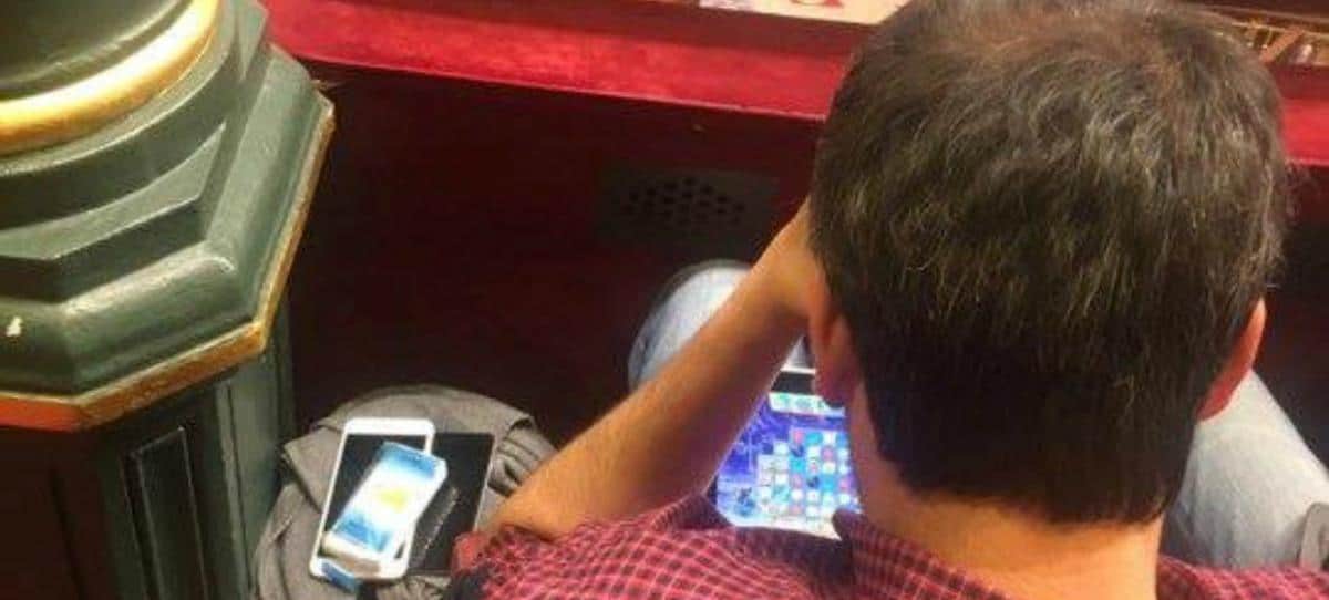 El alcalde podemita de La Coruña jugando con el iPad durante la moción de censura a Rajoy