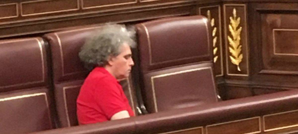 Hasta el podemita Marcelo Expósito se queda dormido durante la moción de censura