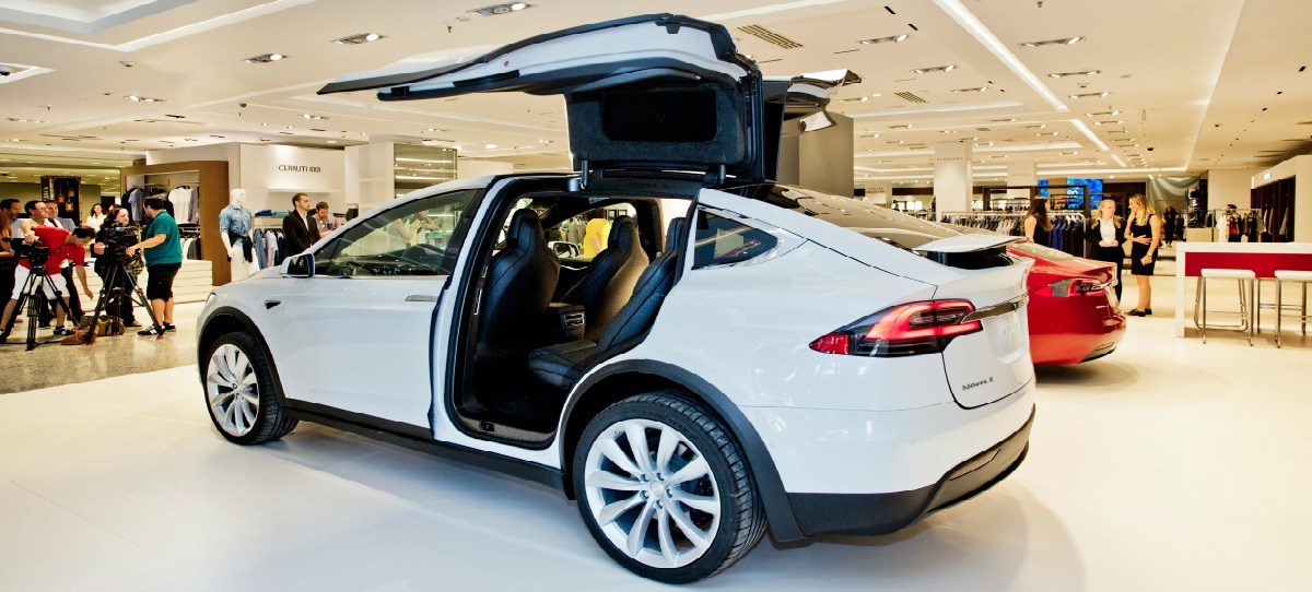 El Corte Inglés venderá coches de Tesla en tiendas temporales