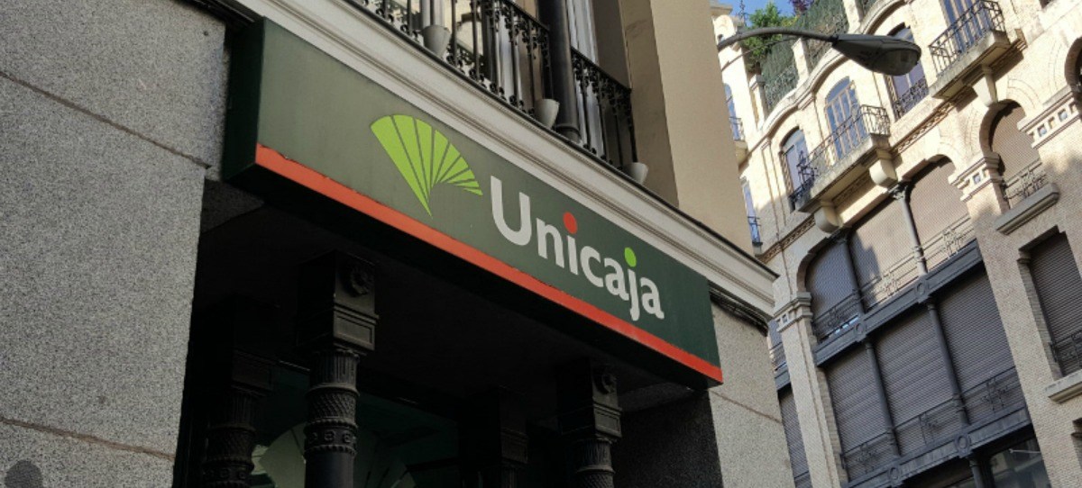 Unicaja cede ante el mercado y fija un precio de 1,10 euros por acción