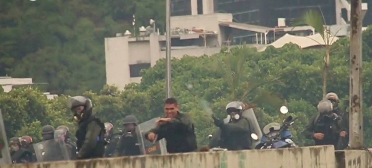 VÍDEO: La policía de Maduro dispara con armas de fuego a manifestantes en Altamira