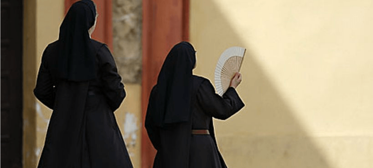 Un joven le rompe la nariz a una religiosa al grito de ‘por monja’