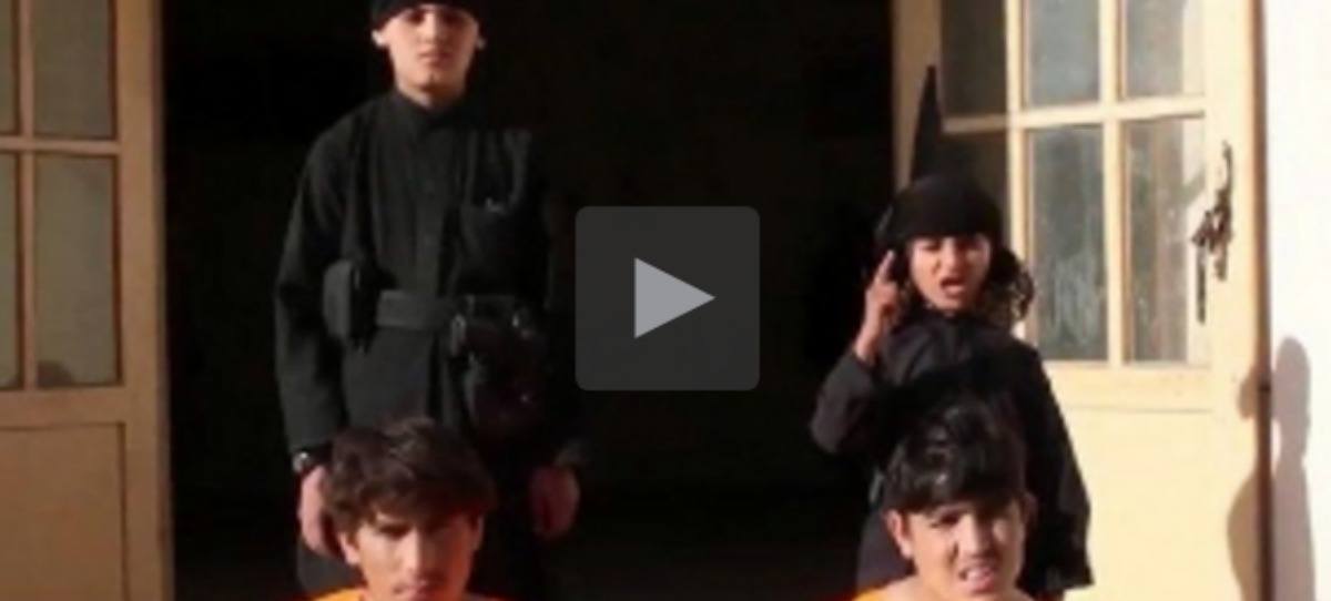 El Estado Islámico muestra cómo niños ejecutan a prisioneros en Afganistán