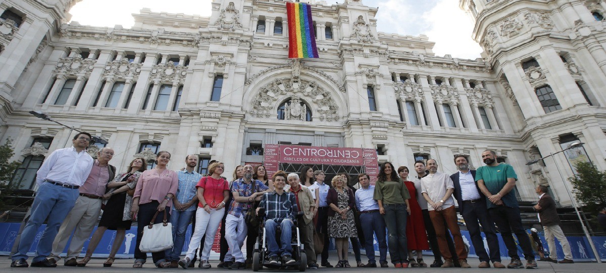 Carmena despliega la bandera LGTB en el Ayuntamiento