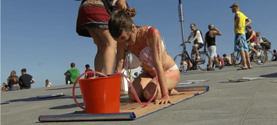 Activistas ‘se ordeñan’ en Barcelona: «La leche es asesinato»