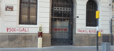 Pintadas en la sede del PSC en  Lérida tras negarse a ceder locales para el referéndum