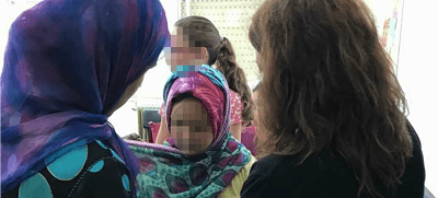 El Ayuntamiento de Xaló enseña a menores a colocarse el velo islámico en su escuela de verano