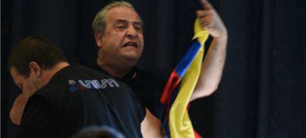 El camarero del 25S irrumpe en un acto de IU al grito de ‘están matando jóvenes en Venezuela’