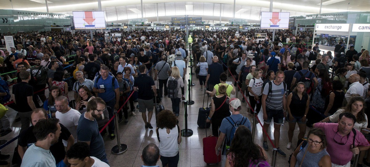 Colas en el Prat: 40 trabajadores de Eulen están de baja