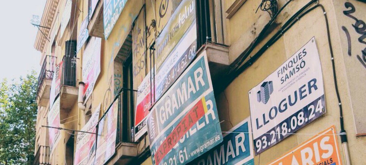 Okupas utilizas carteles de inmobiliarias para marcar pisos vacíos en Barcelona