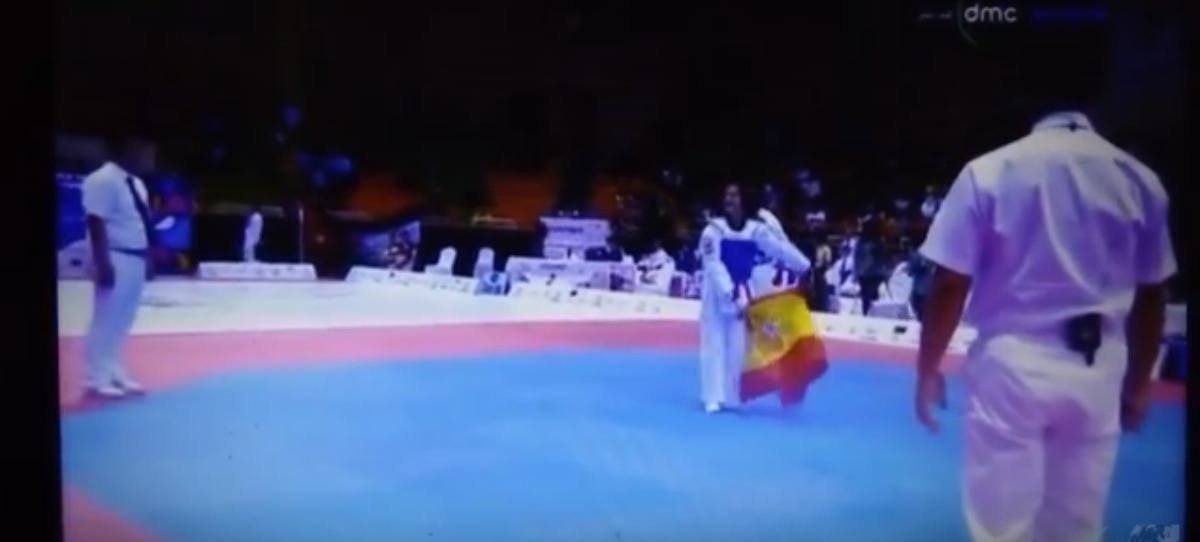 Campeona del mundo cadete de taekwondo muestra con orgullo la bandera española tras su victoria