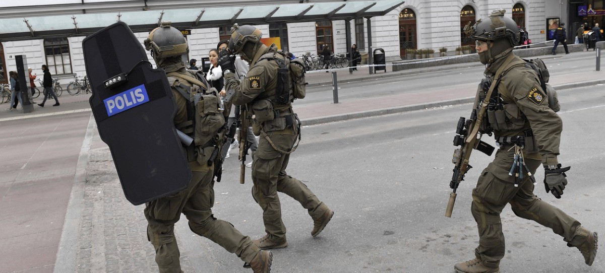 Un hombre armado con un cuchillo ataca a varios policías en Estocolmo