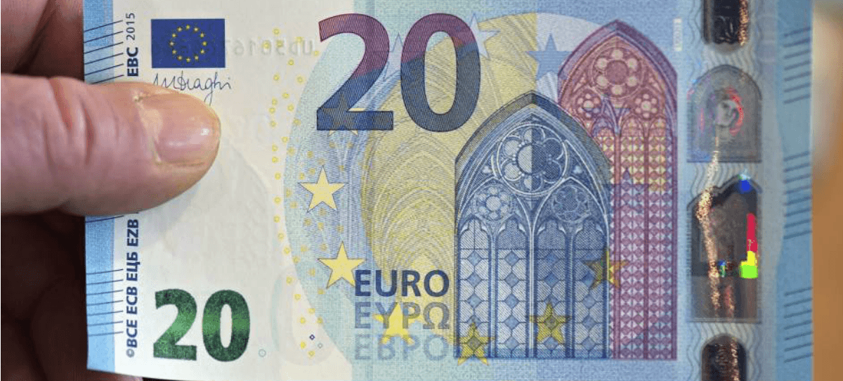 El euro cierra por debajo de 1,02 dólares
