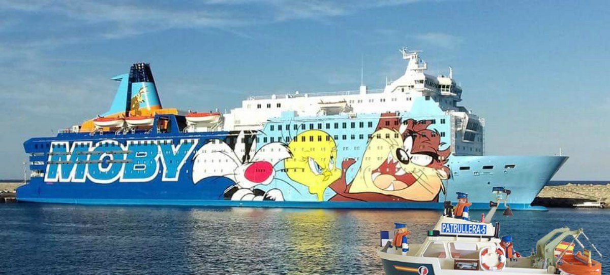 Memes del barco que alojará a los policías en Barcelona