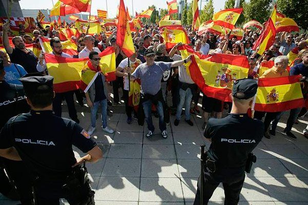 Garzón llama nazis a manifestantes con banderas de España y revoluciona Twitter