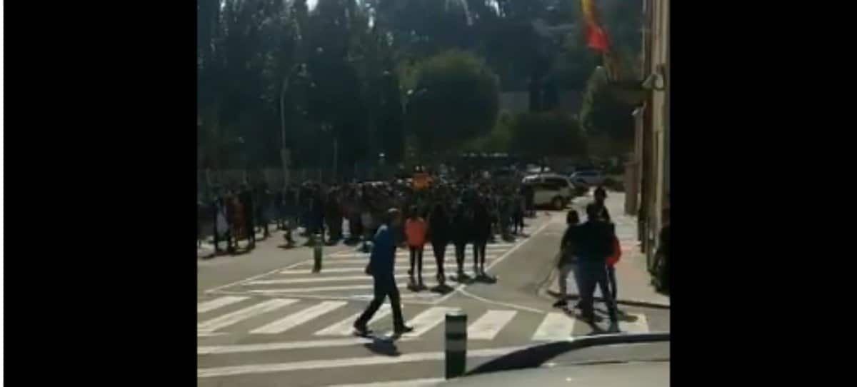 Colegio separatista lleva de ‘excursión’ a alumnos a gritar una comisaría de la CNP
