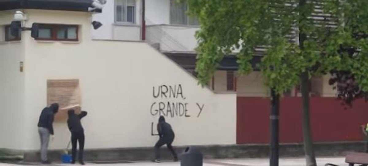 Abertzales pintan un cuartel de la Guardia Civil: ‘Urna, grande y libre’