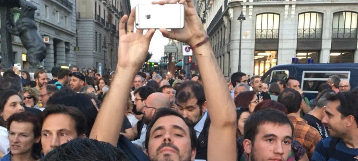 La foto viral de Garzón con su iPhone de 700 euros en la manifestación separatista