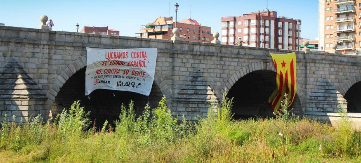 Los cachorros de la CUP despliegan una estelada gigante en un puente de Madrid