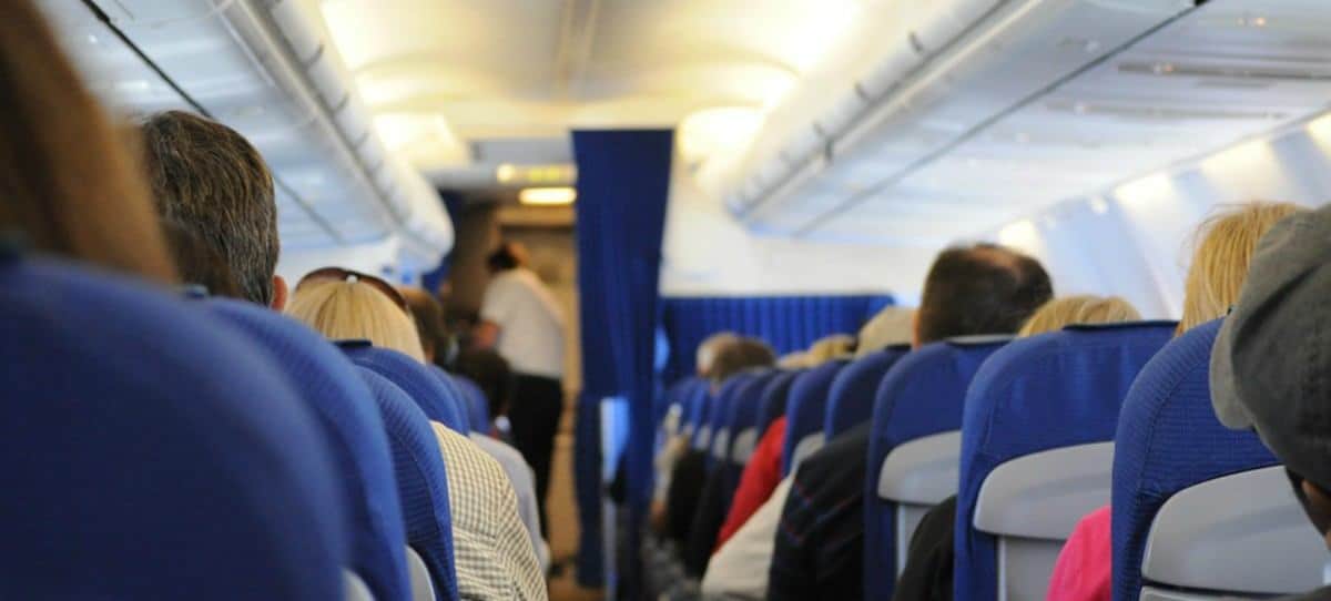 ¿Es peligroso dormir en el avión?