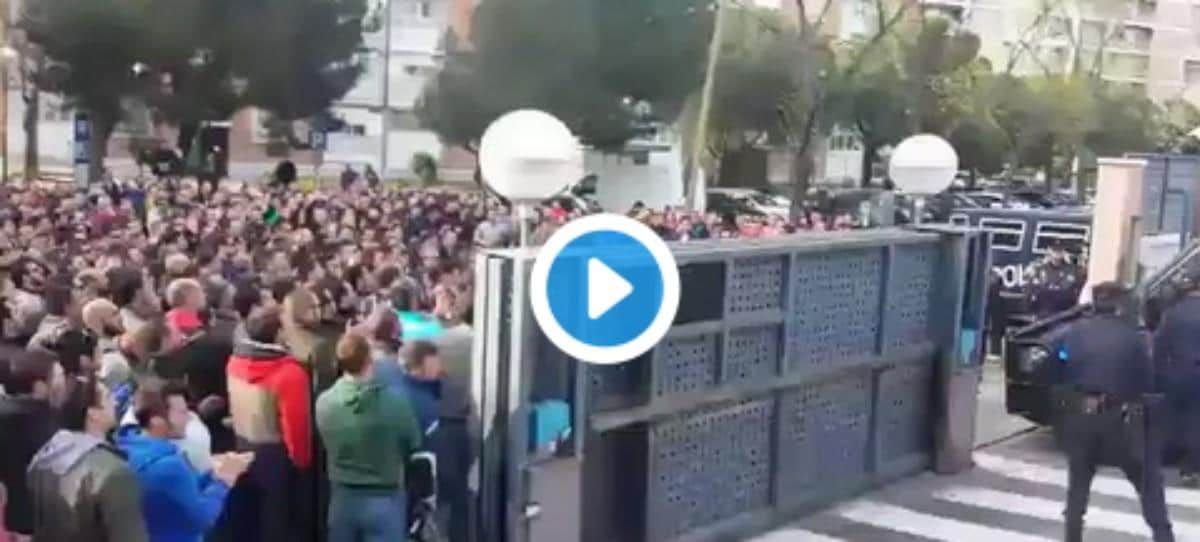 Gran ovación a los antidisturbios que salen de Madrid a Barcelona